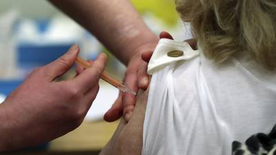 Европейский регулятор одобрил использование вакцины AstraZeneca на территории ЕС - заявление - ru.euronews.com - Англия - Франция - Бразилия - Юар - Новости