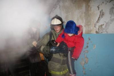15 человек вывели из полыхающего дома в Новосибирске - novos.mk.ru - Новосибирск - район Кировский, Новосибирск