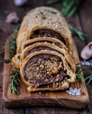 Мясной рулет с начинкой из гречки и моркови в хрустящем слоеном тесте - skuke.net