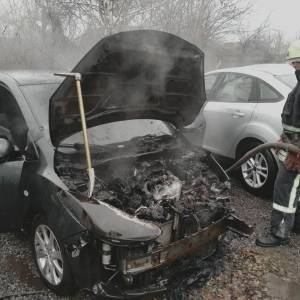 В Запорожье горел автомобиль. Фото - reporter-ua.com - Запорожская обл. - Запорожье - район Шевченковский