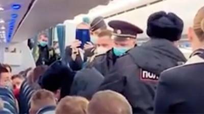 Самолет в Шереметьево задержали из-за отказа пассажира надеть маску - iz.ru - Москва - Израиль - Челябинск