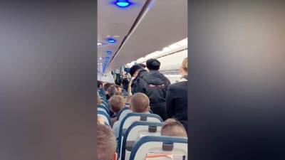 Самолет из Москвы в Челябинск задержали на 30 минут из-за пассажира без маски - vesti.ru - Москва - Челябинск