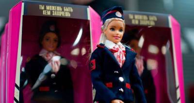 Появились куклы Barbie в образе машиниста столичного метро - m24.ru