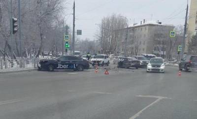 “Снесло капот”. В Тюмени водитель такси спровоцировал ДТП с пострадавшими - news.megatyumen.ru - Тюмень - Тюменская обл.