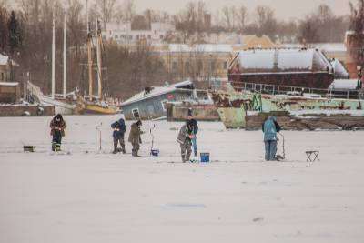Сотрудники МЧС попросили рыбаков уйти со льда Невской губы - neva.today - Санкт-Петербург - Бронка
