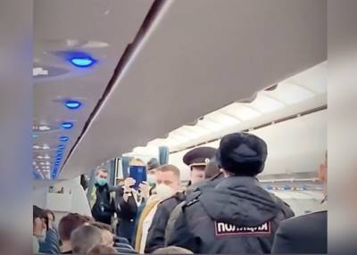 Пьяного пассажира сняли с рейса из Москвы в Челябинск - m24.ru - Москва - ЦФО - Челябинск - Астрахань