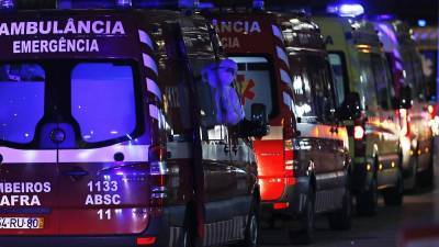 Очереди из машин скорой помощи - ru.euronews.com - Португалия - Лиссабон - Новости