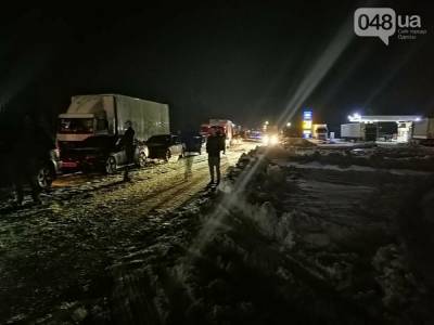 Трассу Одесса – Рени перекрыли из-за непогоды: километровые очереди на дороге – фото - 24tv.ua - Одесса - Новороссийск - Новости