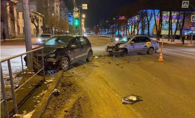 “Развернуло и выбросило в столб”. В Тюмени семья с годовалым ребенком пострадала в аварии - news.megatyumen.ru - Тюмень - Тюменская обл.