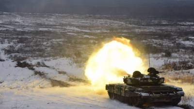 Украинская армия разместила бронетехнику во дворах жилых домов в Золотом - riafan.ru - ЛНР - Луганск