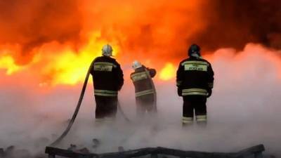 Слышны хлопки: топливозаправщик полыхает на северо-западе Москвы — видео - 5-tv.ru - Москва