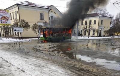 В Харькове на остановке сгорела маршрутка: фото, видео - 24tv.ua - Киев - Харьков - Новости