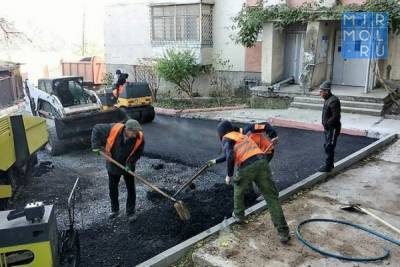 В Махачкале отремонтируют 25 дворов и 7 общественных территорий на 262 млн рублей - mirmol.ru - Махачкала - Советск - Кировск