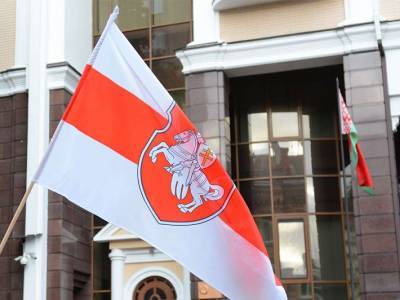 Власти Беларуси хотят сажать за бело-красный флаг - lenta.ua - Белоруссия