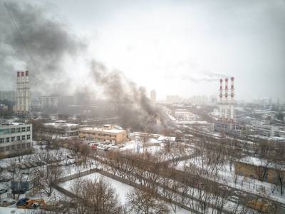 Спасатели предотвратили взрыв газовых баллонов на пожаре в Тушино - tvc.ru