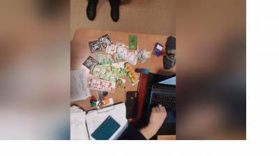 В Петербурге задержали двух расклейщиков оскорбительных для полиции материалов - piter.tv - Санкт-Петербург