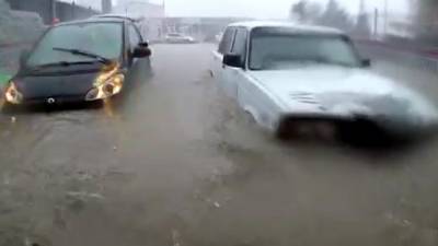 Улицу Ткачей затопило в Екатеринбурге из-за прорыва трубы - newinform.com - Екатеринбург
