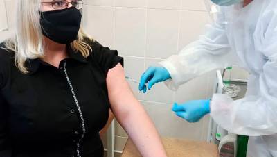 Более 61 тыс. жителей Петербурга привились от коронавируса - gazeta.ru - Петербурга