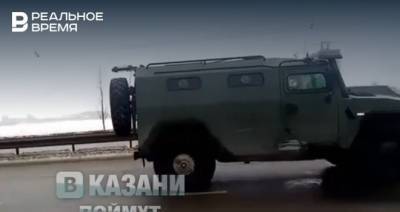 Ольга Плешкова - В Казани сняли на видео ДТП двух легковушек и одного бронетранспортера - realnoevremya.ru - Казань - Курск - Татарстан