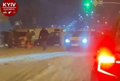 На Киевщине на заснеженной трассе столкнулись пять автомобилей - lenta.ua - Киев - Київ