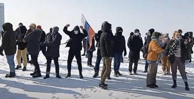 Алексей Навальный - Живые щиты ОМОН и десятки митингующих: как протестуют за Навального на Дальнем Востоке - znak.com - Хабаровск - Владивосток