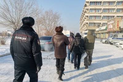 Алексей Навальный - Полицейские пригласили в свой автобус участников пикета на площади Революции для беседы - chita.ru - Москва - Чита