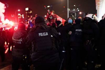 Полиция в Польше применила слезоточивый газ во время протестов - newsland.com - Польша - Варшава