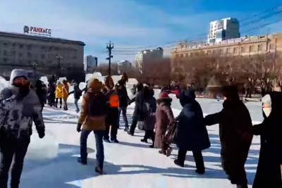 В Хабаровске протестующие 31 января водили хоровод вокруг елки, однако ОМОН не поверил и начались задержания - apral.ru - Хабаровск - Владивосток