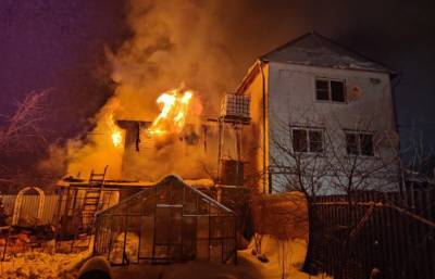 Под Конаково пожарным удалось отстоять трехэтажный дом вблизи полыхавшей двухэтажной бани - afanasy.biz - Тверь - Тверская обл.