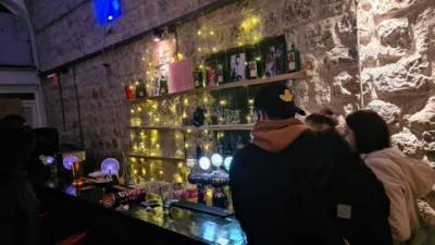 В квартирах, пабах и на пляже: полиция выписала штрафы сотням участников нелегальных вечеринок - vesty.co.il
