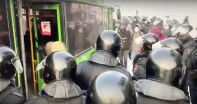 Алексей Навальный - В Красноярске задерживают журналистов, которые вели трансляции с протестной акции - znak.com - Красноярск