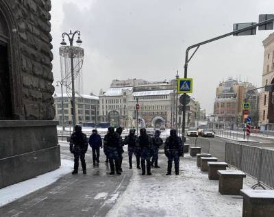 Алексей Навальный - В Москве перед акцией в поддержку Навального оцепили здание ФСБ на Лубянке - znak.com - Москва