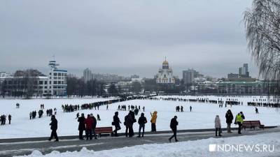 Протестующие ушли из сквера по льду городского пруда к стадиону «Динамо» (ФОТО) - newdaynews.ru