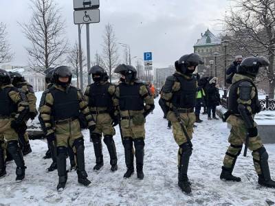 Алексей Навальный - В Москве задержали не меньше 10 человек у метро, где собираются участники акции Навального - znak.com - Москва