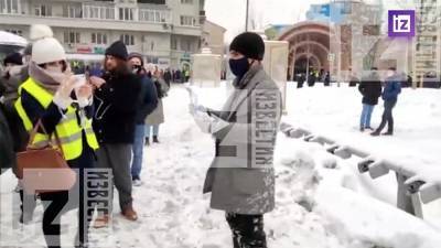 Алексей Навальный - В Москве напали на участника пикета против Навального - iz.ru - Москва