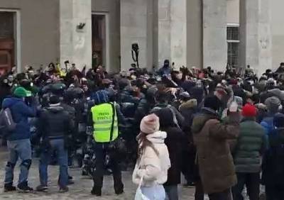 На Комсомольской площади в Москве начались столкновения протестующих с ОМОНом - ya62.ru - Москва