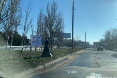 В Херсоне вдоль дорог появились фигуры смерти с косой: фото и подробности - newsone.ua - Херсон - Херсонская обл.