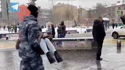 Сотрудник ОМОН в Москве помог почувствовавшей себя плохо девушке - iz.ru - Москва