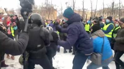 Алексей Навальный - Появилось видео нападения на сотрудников полиции в Петербурге - piter.tv - Санкт-Петербург
