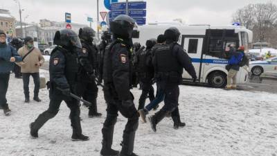 Руслан Осташко - Расшатывание нервов: эксперты назвали стратегию провокаций на незаконных акциях - riafan.ru - Москва - Санкт-Петербург