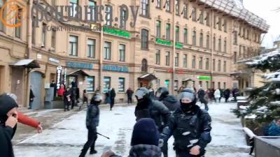 "Фонтанка": полицейский пригрозил пистолетом протестующим в центре Петербурга - piter.tv - Санкт-Петербург