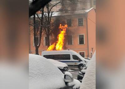 Автомобиль полиции загорелся в центре Москвы - m24.ru - Москва - респ. Дагестан