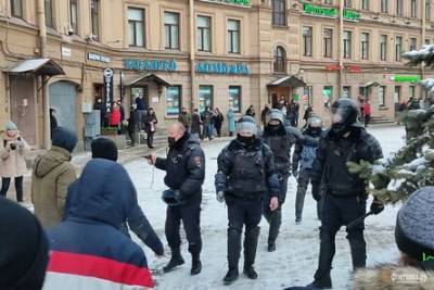 На несогласованной акции в Петербурге полицейский достал табельное оружие - neva.today - Санкт-Петербург