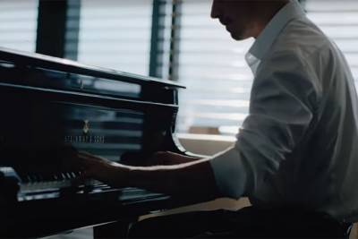 Шарль Леклер - Giorgio Armani - Шарль Леклер: Музыка помогает мне расслабиться - f1news.ru