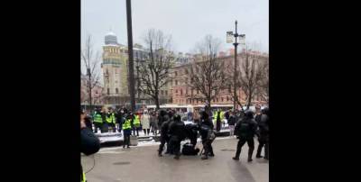 На Сенной продолжаются жесткие задержания - neva.today - Санкт-Петербург