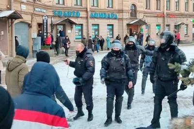 На несанкционированной акции в Санкт-Петербурге полицейский достал табельный пистолет - versia.ru - Санкт-Петербург