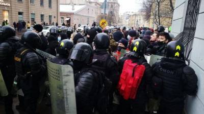 ОМОН окружил группу протестующих на Подъездном переулке - piter.tv