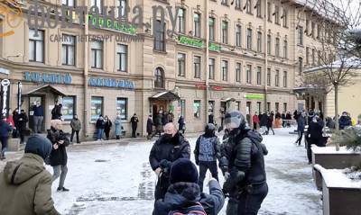 В Петербурге сотрудник полиции во время потасовки с участниками протеста достал табельное оружие - og.ru - Санкт-Петербург