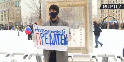 В Москве прохожий напал на парня с плакатом «Навальный – предатель» (видео) - sharij.net - Москва