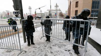 Роман Виктюк - Правоохранители пришли на помощь активисту, которому стало плохо - vesti.ru